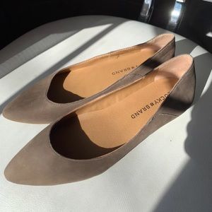 Closed toe flats